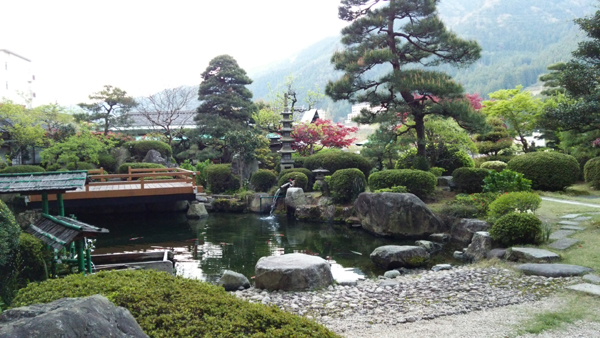 日本庭園の朝